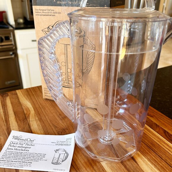 New in box—Pampered Chef 2-QT Quick Stir Pitcher - Picture 1 of 2